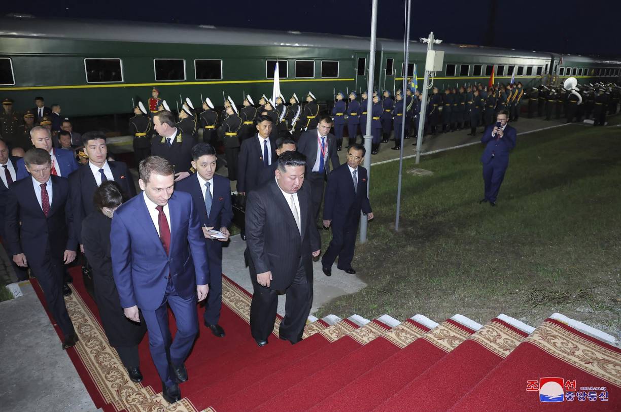 Kim, llegó acompañado por una nutrida delegación que incluye a los ministros de Defensa y de Exteriores, así como altos cargos militares, entre ellos el director del Departamento Industrial de Munición, cruzó la frontera rusa poco antes del amanecer.