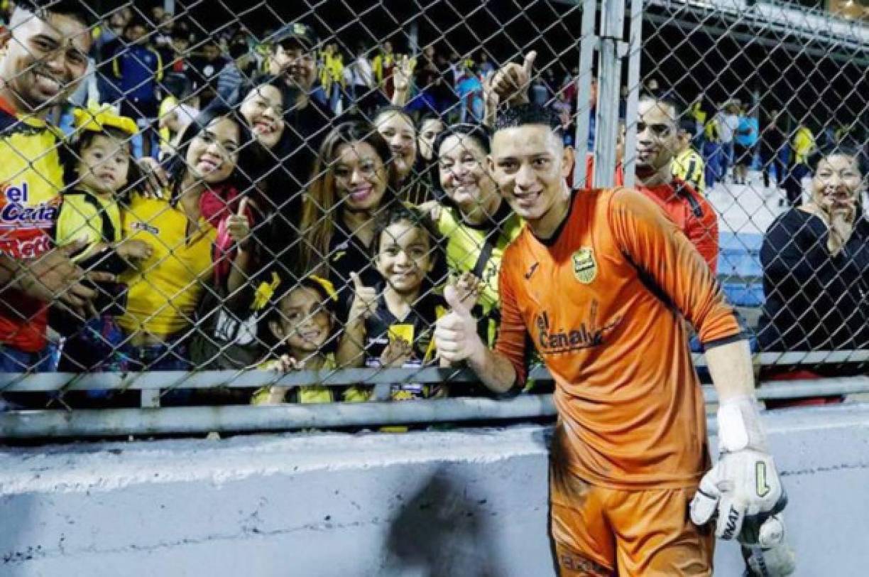 Ramos debutó en primera división en febrero del 2020 con Real España en un partido frente a Lobos UPN en el Morazán bajo el mando de Ramiro Martínez.