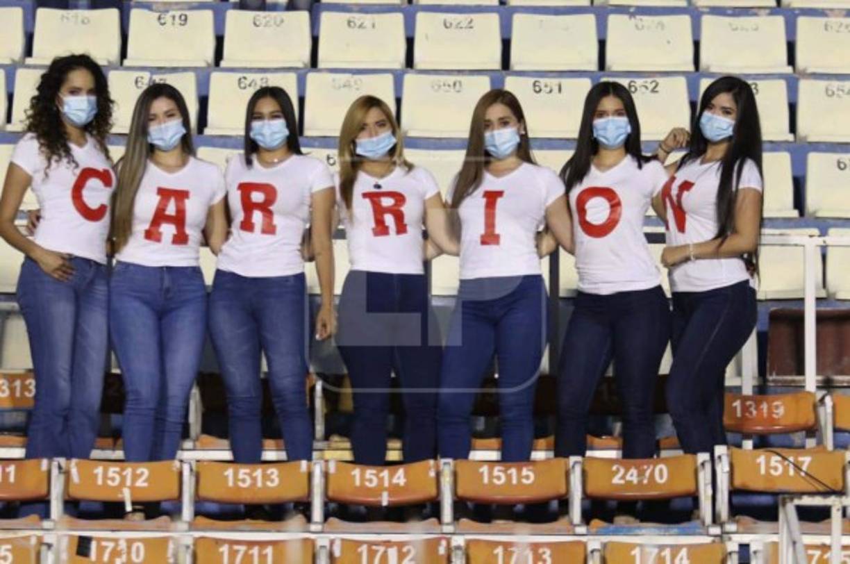 Luego de mucho tiempo, las hermosas chicas Carrión se hicieron presentes a un estadio de Honduras.