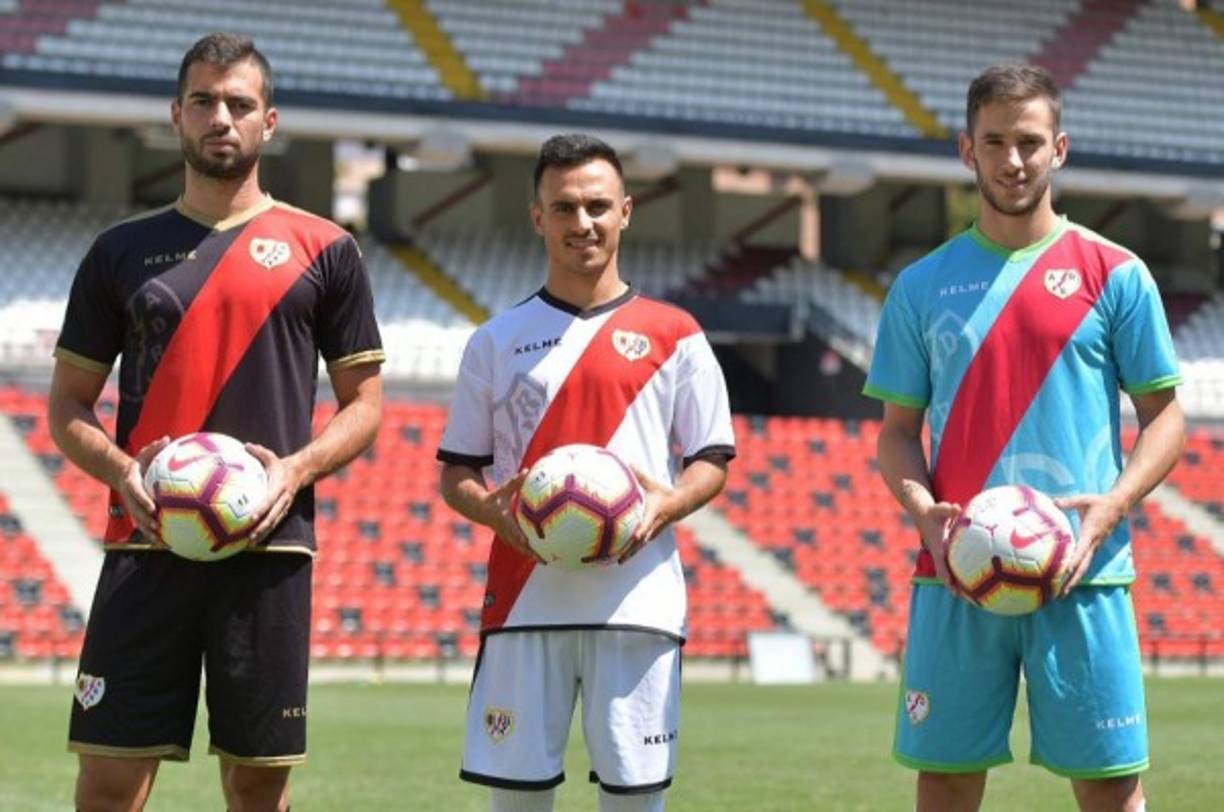 Triple presentación en el Rayo Vallecano. Jordi Amat, Álvaro García y Álvaro Medrán han posado como nuevos jugadores del equipo de Vallecas.