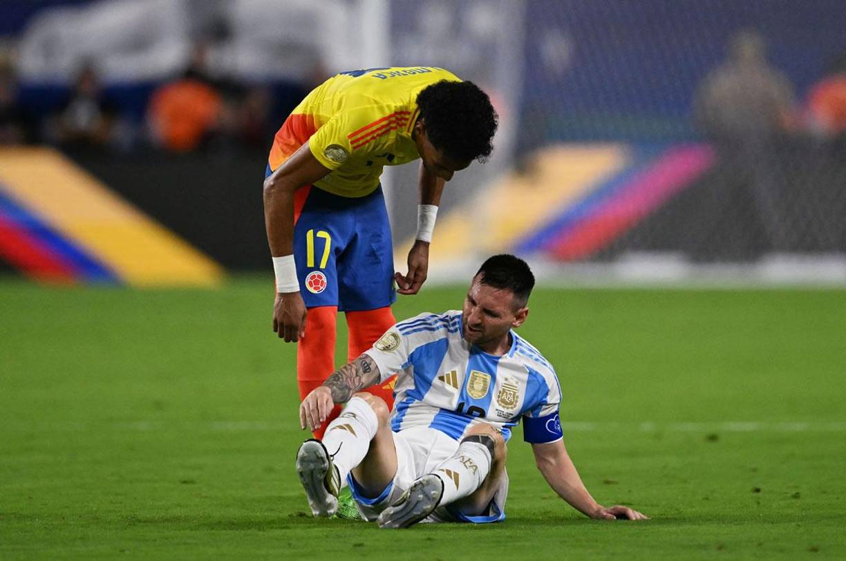 Leo Messi no pudo seguir en el partido. Se tiró al suelo tras una carrera en el segundo tiempo y se marchó lesionado.