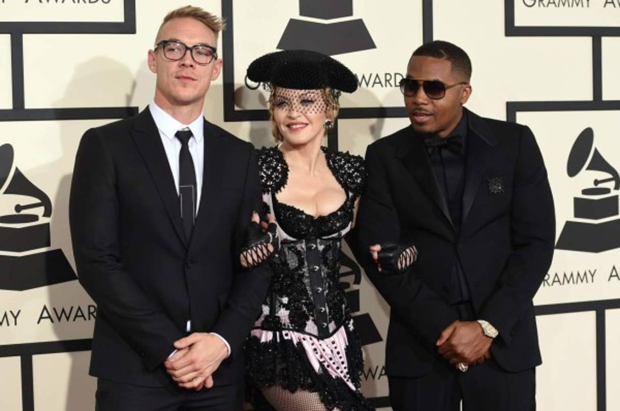 Madonna sacó a la luz el travieso matador que lleva por dentro y llevó un vestido corto en negro y rosa de Givenchy.