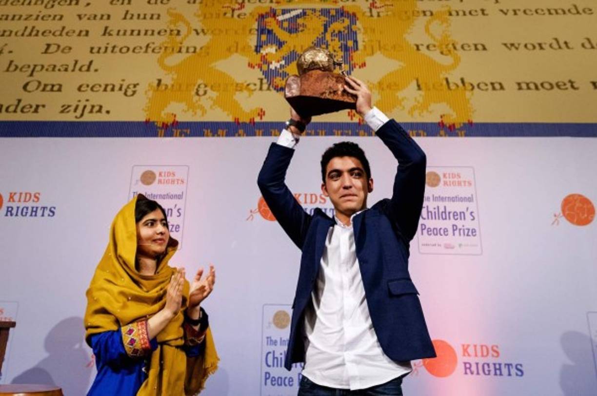 Premio Internacional de la Paz. Mohamad al-Jounde, un sirio de 16 años de edad, recibió ayer el Premio Internacional de la Paz para los Niños de manos de Malala Yousafza.