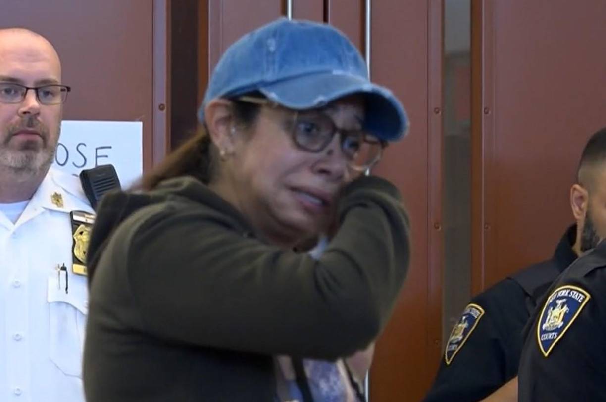 Los oficiales informaron que la mujer yacía inconsciente en su cama con heridas en la cabeza. Su muerte se declaró en el lugar. 