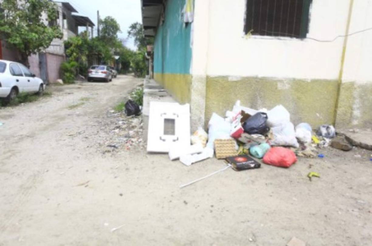 Igualmente los sampedranos se quejan porque se paga la tasa municipal de ciudad limpia y ya ni siquiera barren las calles y avenidas en barrios y colonias.