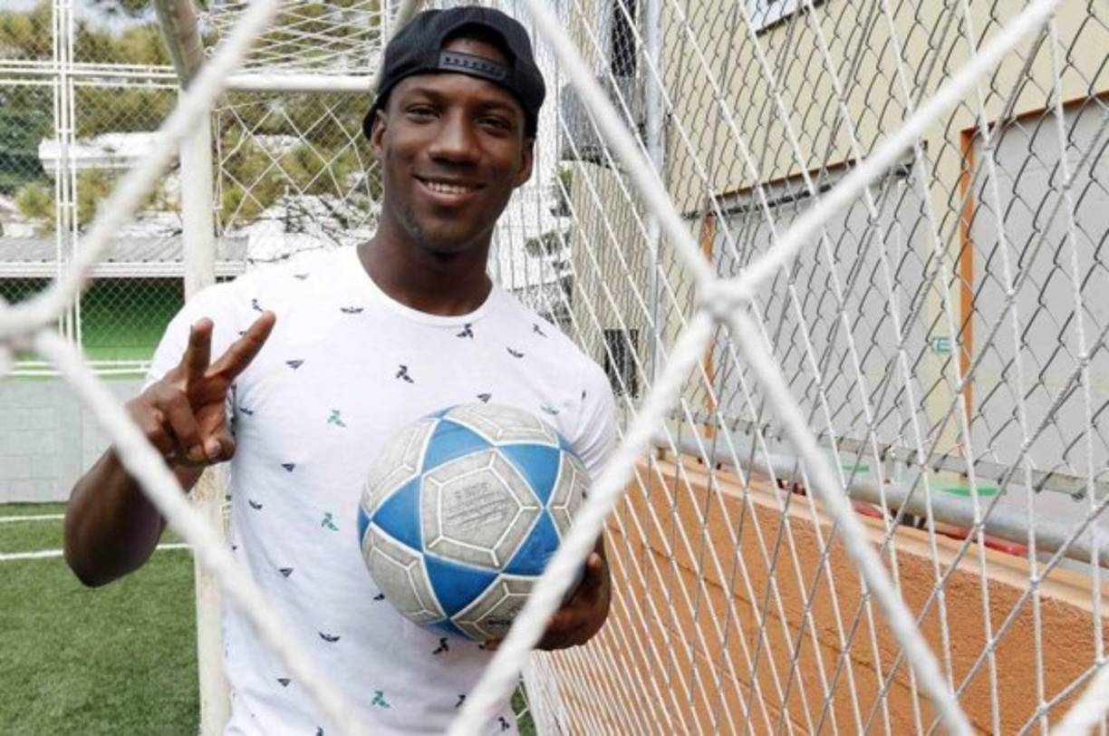 El joven delantero Darixon Vuelto, del Real España, asegura que le gustaría en la MLS para estar cerca de su familia y reveló que hay equipos interesados en sus servicios. 'La MLS está cerca, ya descartamos algunas ofertas de Europa', confesó.