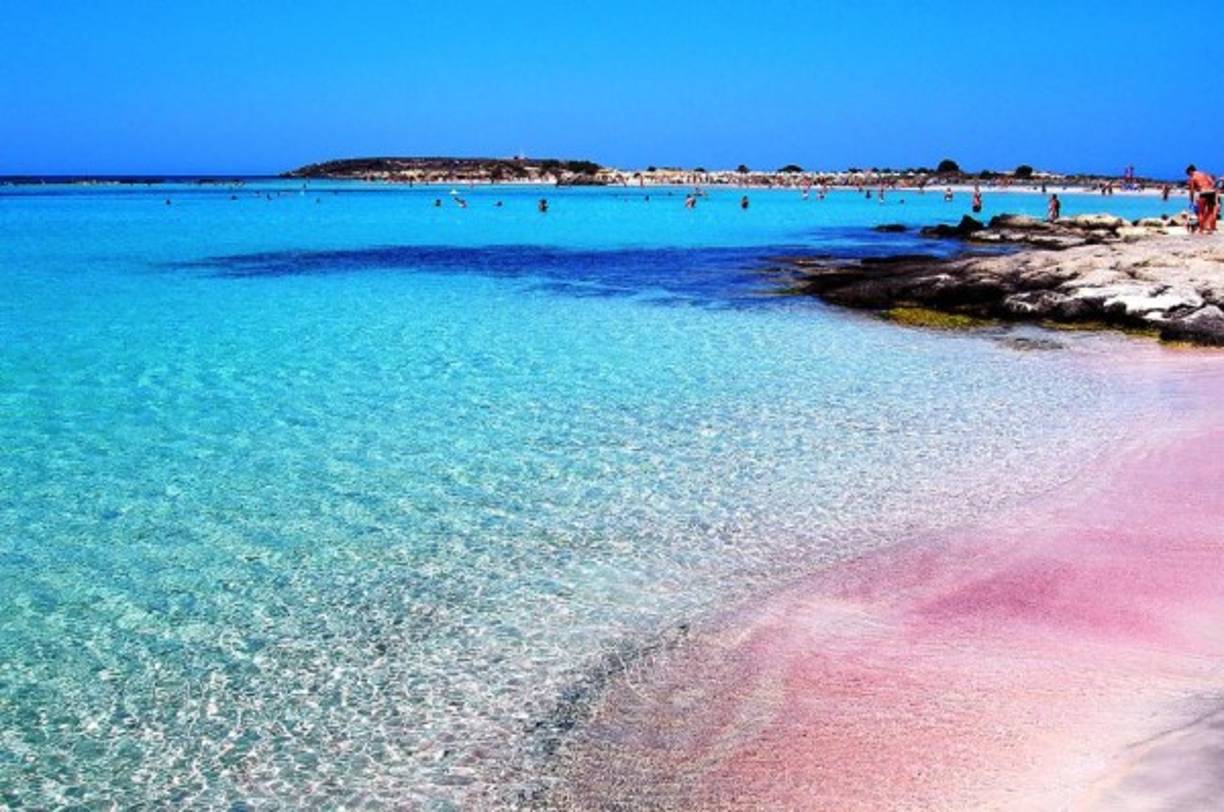 9. La playa de Elafonisi, la segunda mejor de Europa, está ubicada en Grecia, en la costa noreste de Creta. La arena rosa y la bahía turquesa, hacen de esta playa un lugar único para disfrutar unas merecidas vacaciones en el viejo continente.