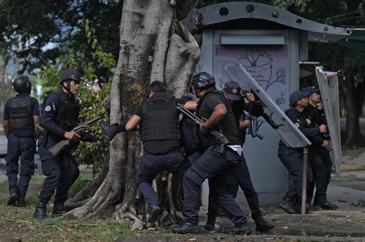 Al menos un policía resultó herido en los enfrentamientos contra los opositores.