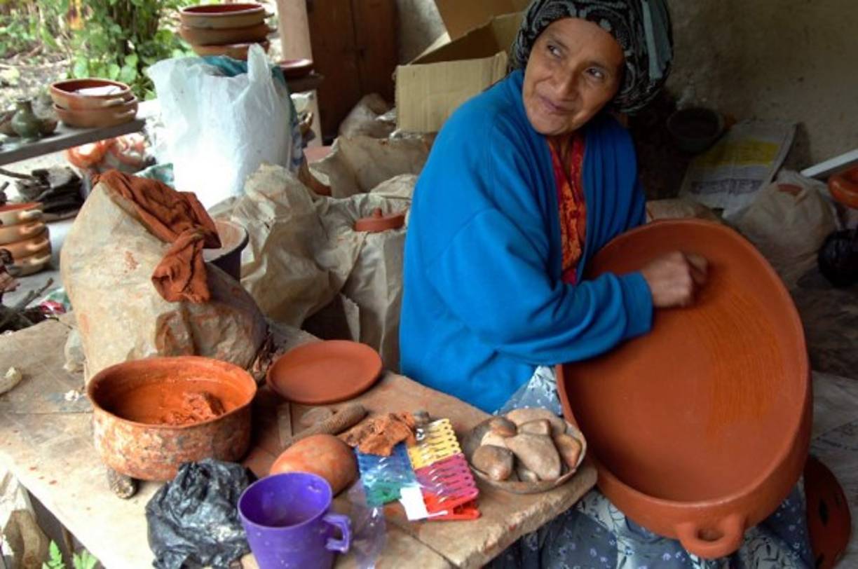 Las mujeres lencas dedican su tiempo en la alfarería.