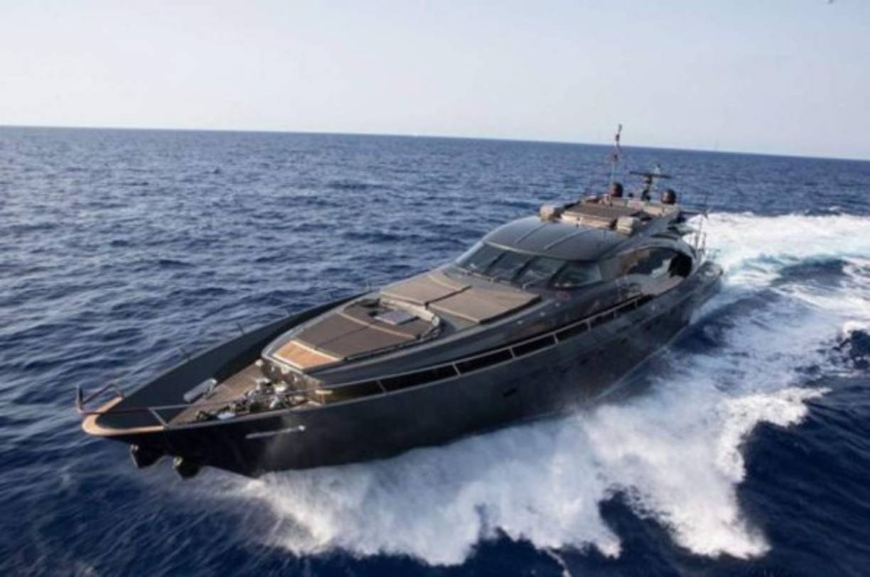 Que el barco de CR7 es algo más lujoso también queda claro al contemplar lo que hay en el garage: drones, una plataforma de baño flotante, bicicletas eléctricas y hasta un equipo de golf.