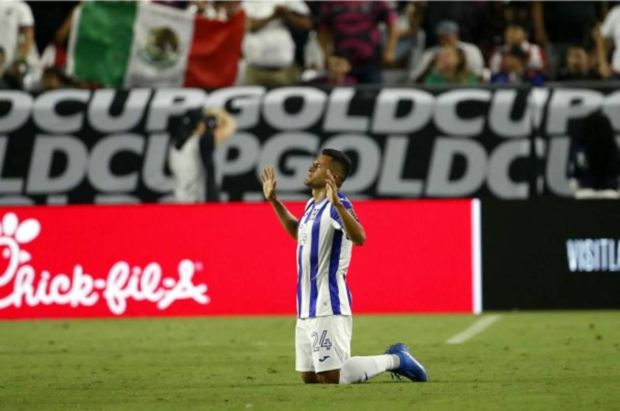 Roger Rojas, tras el pitazo final, se hincó y agradeció a Dios por la oportunidad de volver a jugar con la Selección de Honduras. Una bonita imagen.
