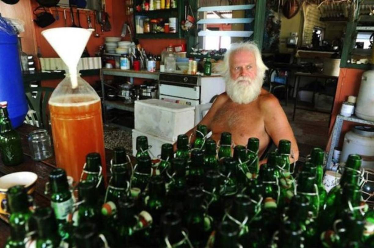 David armó su propia huerta, donde cultiva frutas y verduras para consumo personal, y hasta elabora su propia cerveza.