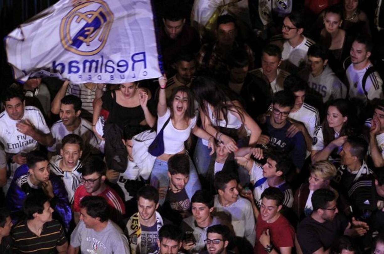 GRA521. MADRID, 21/05/2017.- Los aficionados del Real Madrid llenan la madrileña plaza de Cibeles, preparada para la celebración de la consecución del título de liga, a la espera de la llegada de los jugadores del equipo blanco tras el encuentro que han disputado esta tarde frente al Málaga en el estadio de La Rosaleda. EFE/Víctor Lerena.