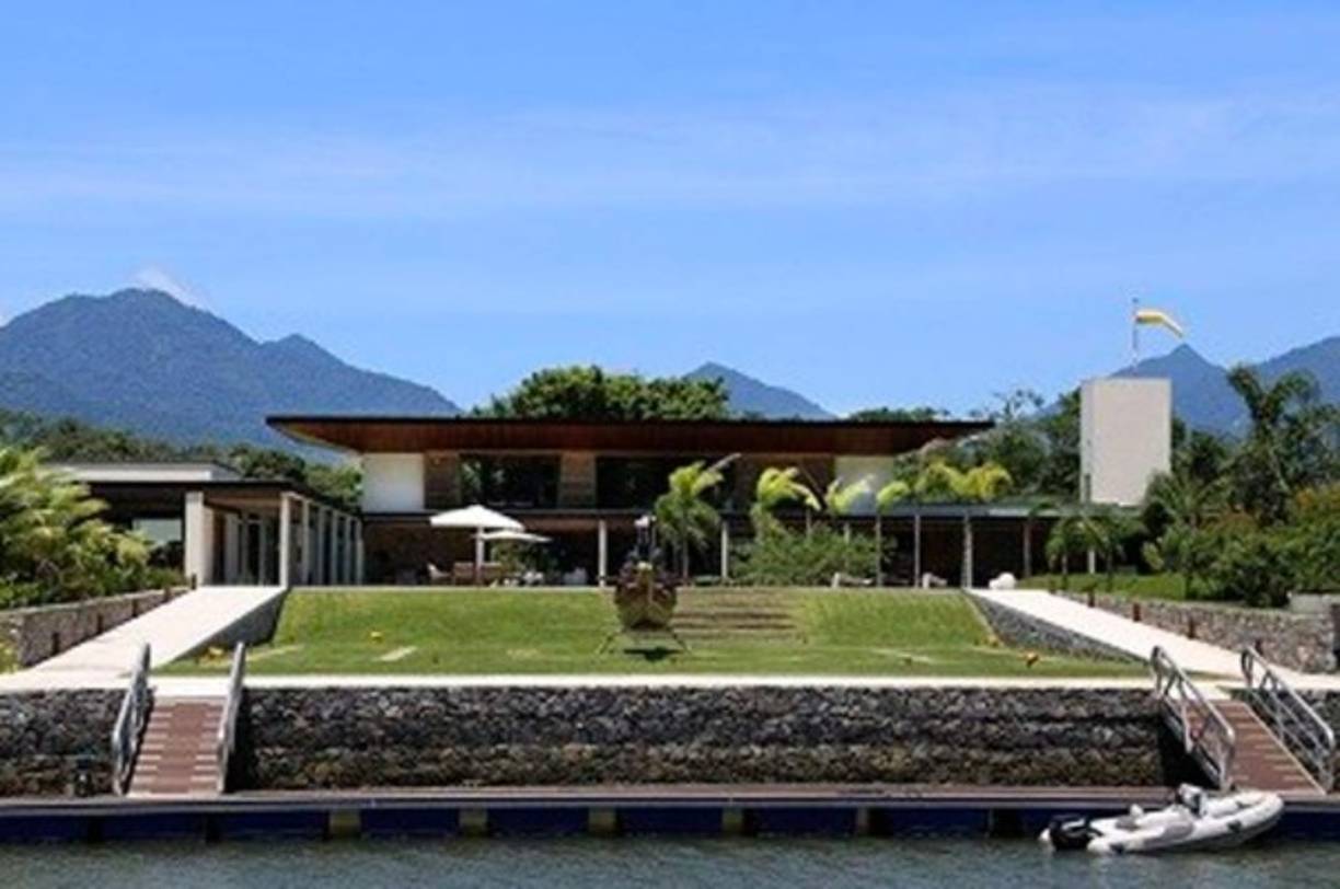 La mansión del delantero del Barcelona se encuentra a pocos metros de la de Emerson, jugador del Flamengo brasileño y quien realizó parte de su carrera en Catar y los Emiratos Árabes.