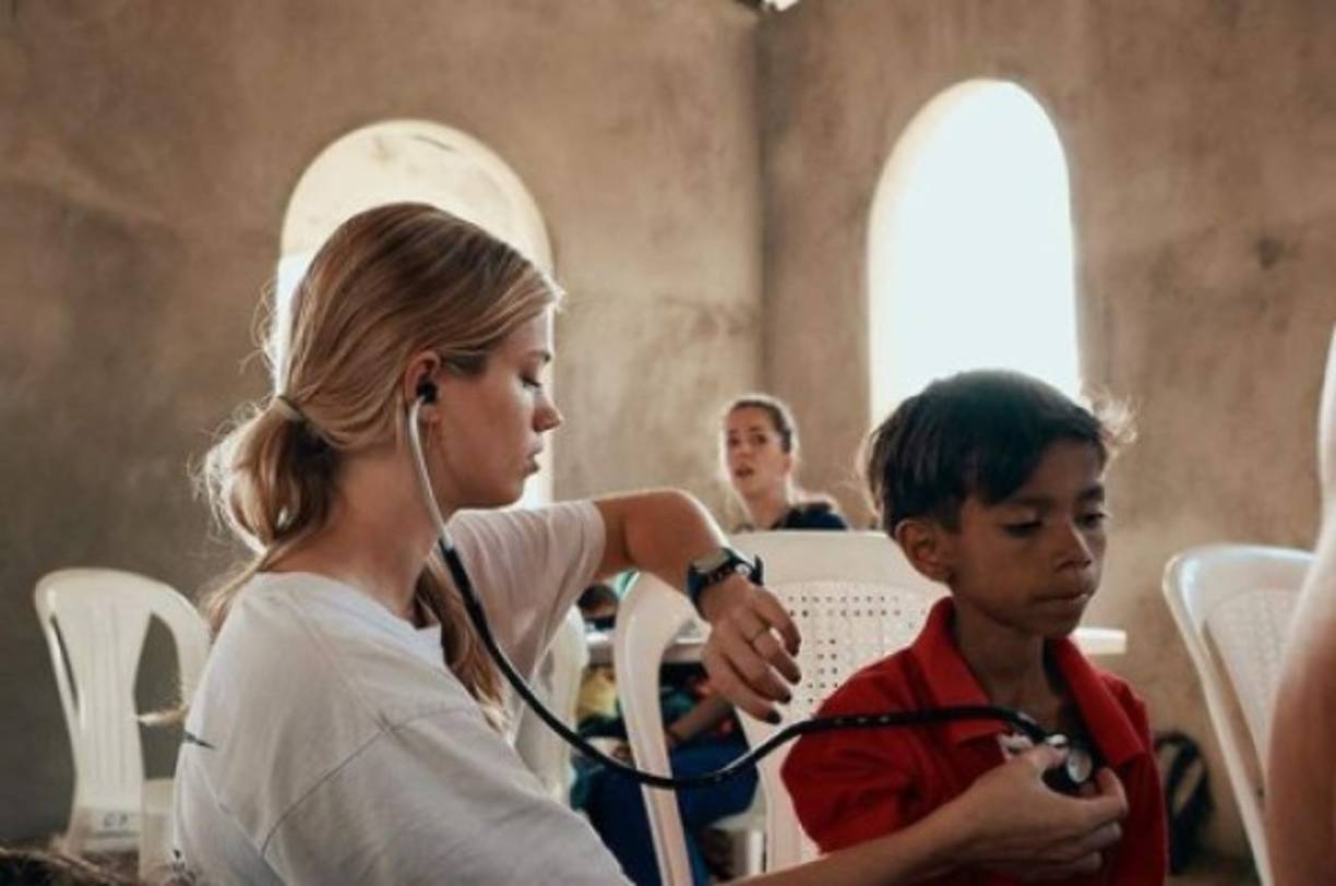 La joven, que también es enfermera y ha participado en varias misiones médicas a Centroamérica, no dudó en atender el llamado al personal médico en su estado natal para luchar contra la pandemia.