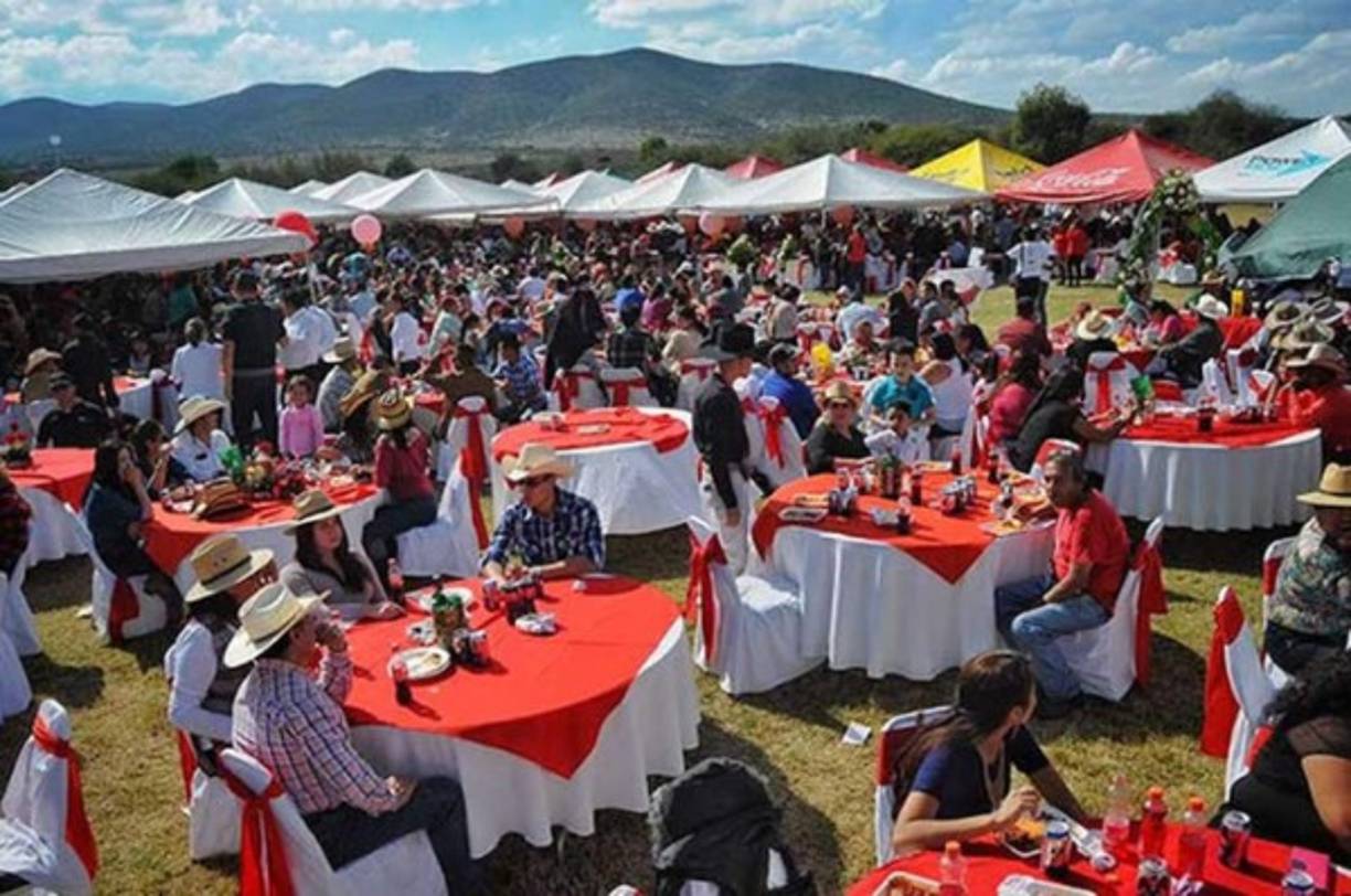 4. Los invitados: Tal y como lo imaginamos, los XV años de Rubí se convirtieron en el evento más esperado del año. Tanto es así, que la fiesta se salió de control y en el lugar se hizo presente una gran multitud de personas deseosas de tomarse aunque sea una foto de recuerdo con la protagonista de este magnoevento, que sin lugar a duda, hizo que los padres de la chica se mostraran molestos e incluso groseros con varios de los asistentes, pues no contaban con la seguridad suficiente como para controlar a tantas personas.