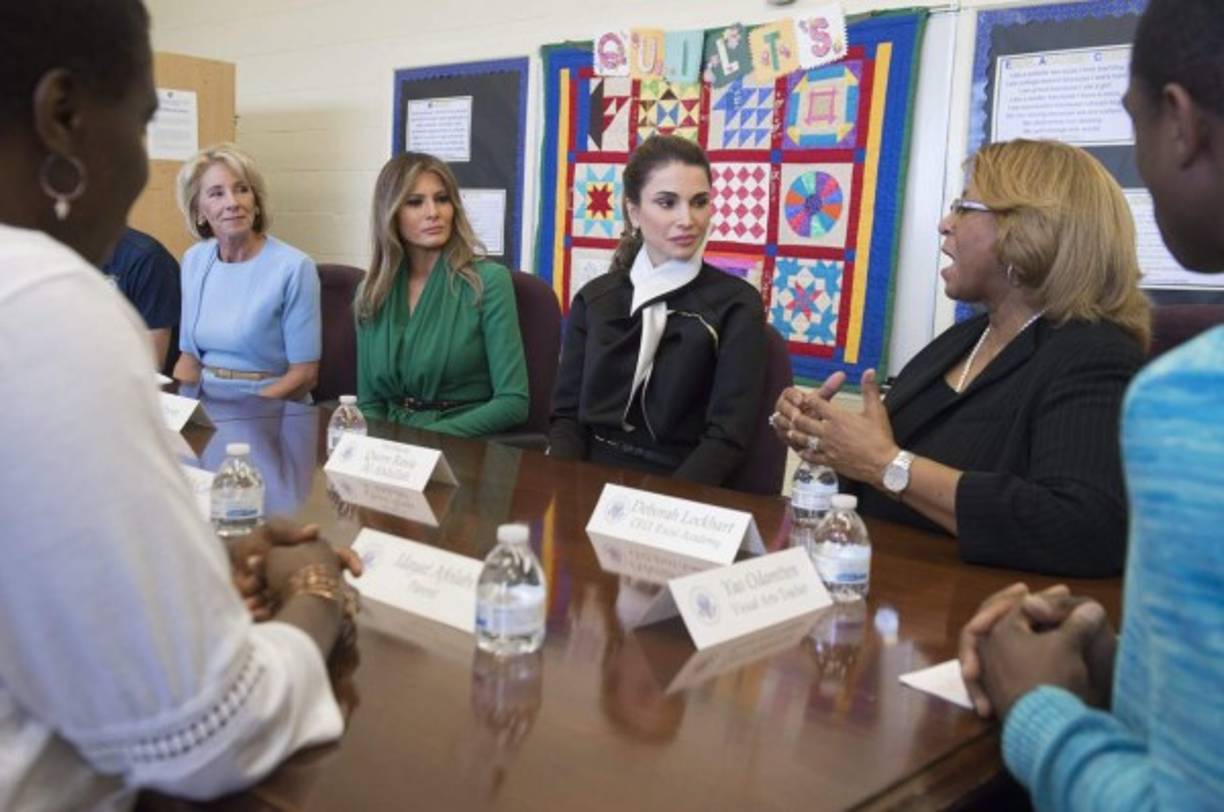 La reina Rania y Melania visitaron una escuela elemental en Washington.