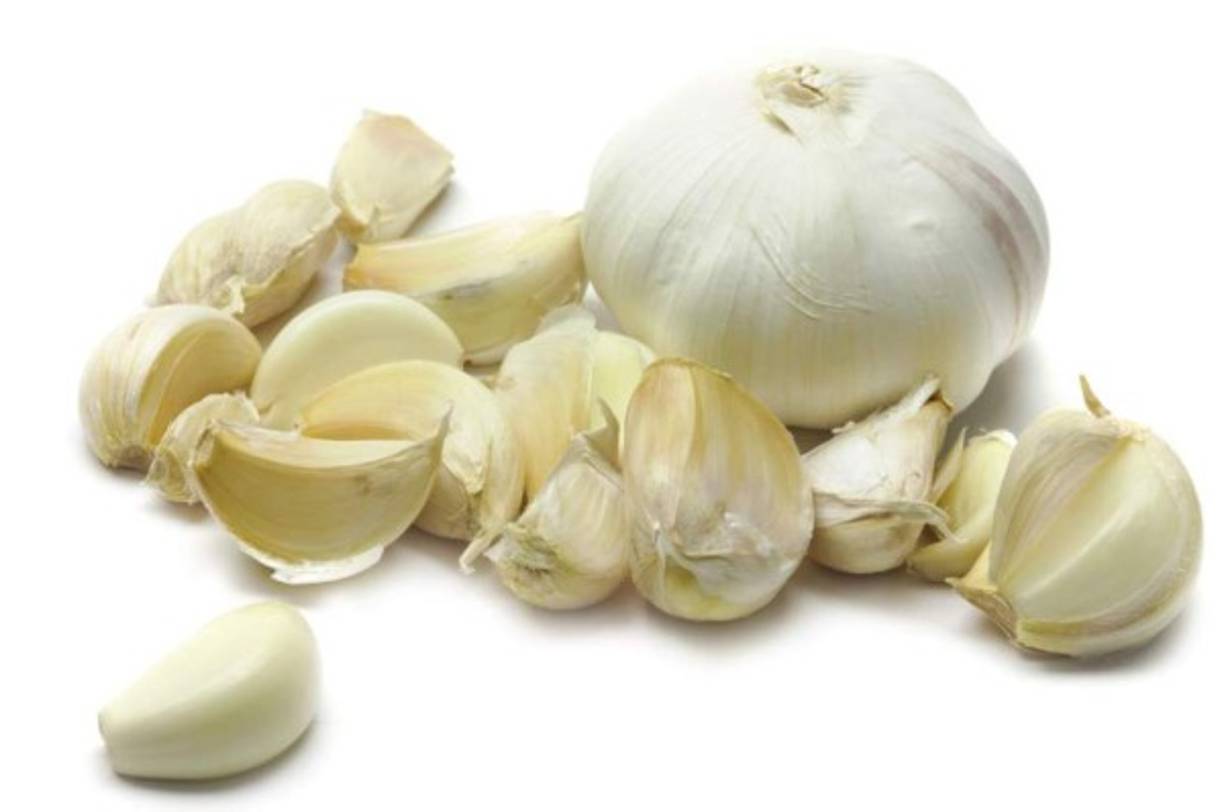 El ajo tiene componentes ricos en azufre y ayuda a prevenir enfermedades cardiovasculares. Tiene un potente beneficio frente al cáncer de estómago y colon.