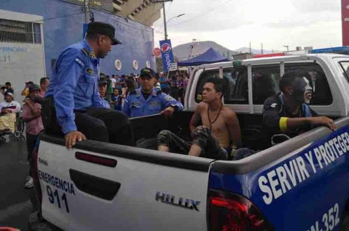 La Policía Nacional tuvo que detener a un par de aficionados.