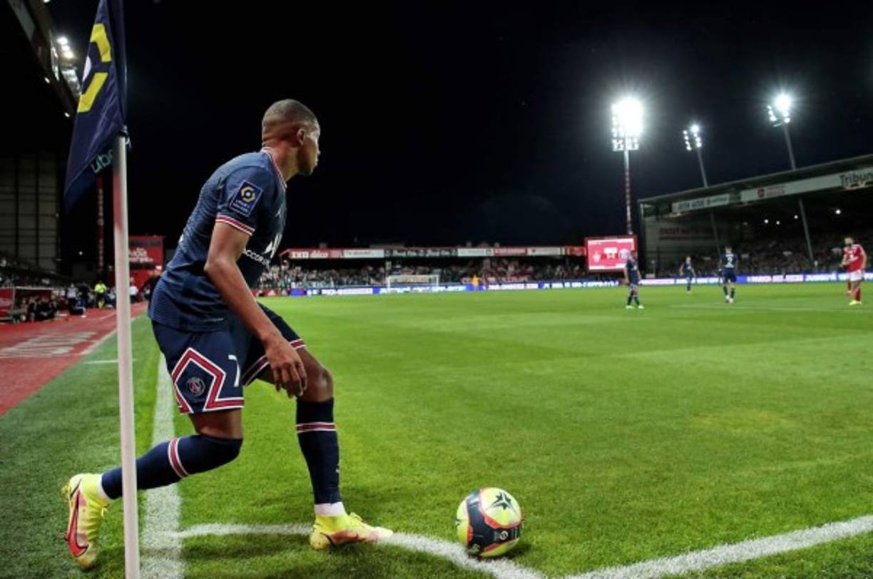 Kylian Mbappé se dispone a cobrar un córner en el partido.
