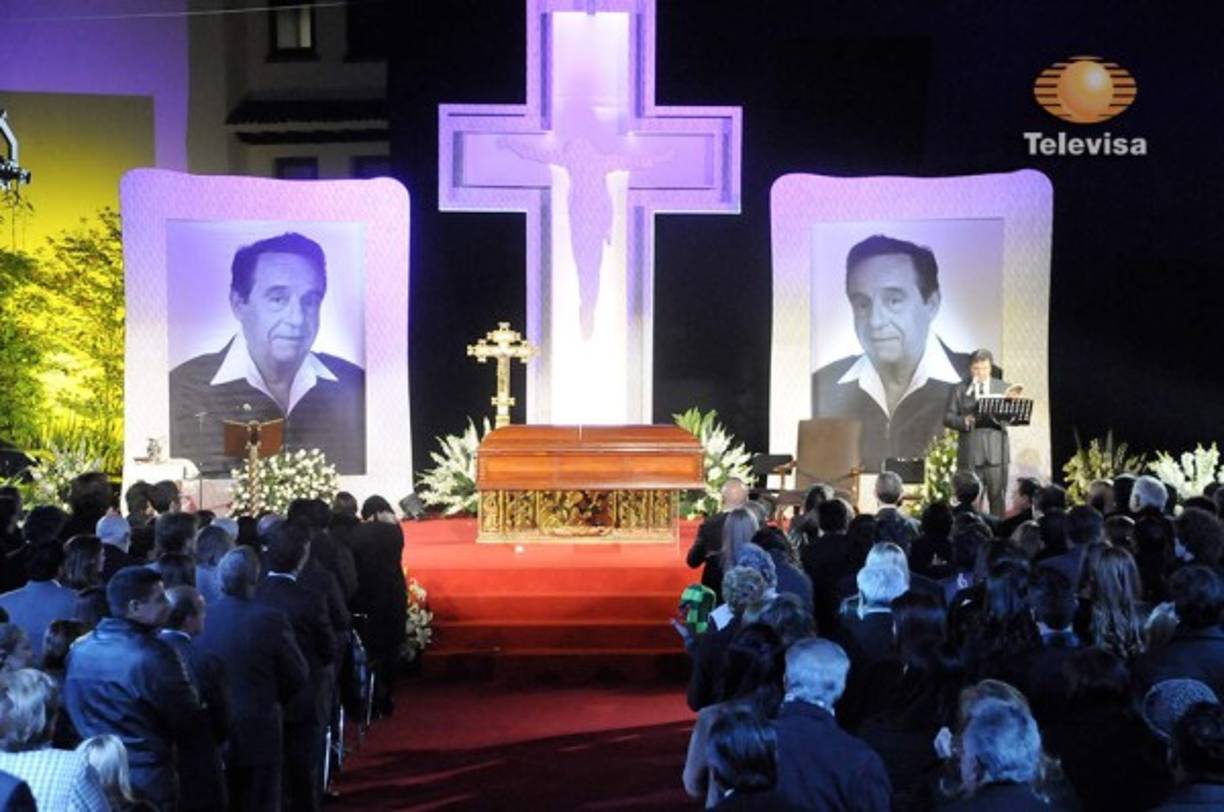Se celebró la misa en honor a Chespirito en las isntalaciones de Televisa, San Ángel, donde famosos como Edgar Vivar, Carmen Salinas, César Bono y Erika Buenfil, entre otros arribaron para despedir al dramaturgo.