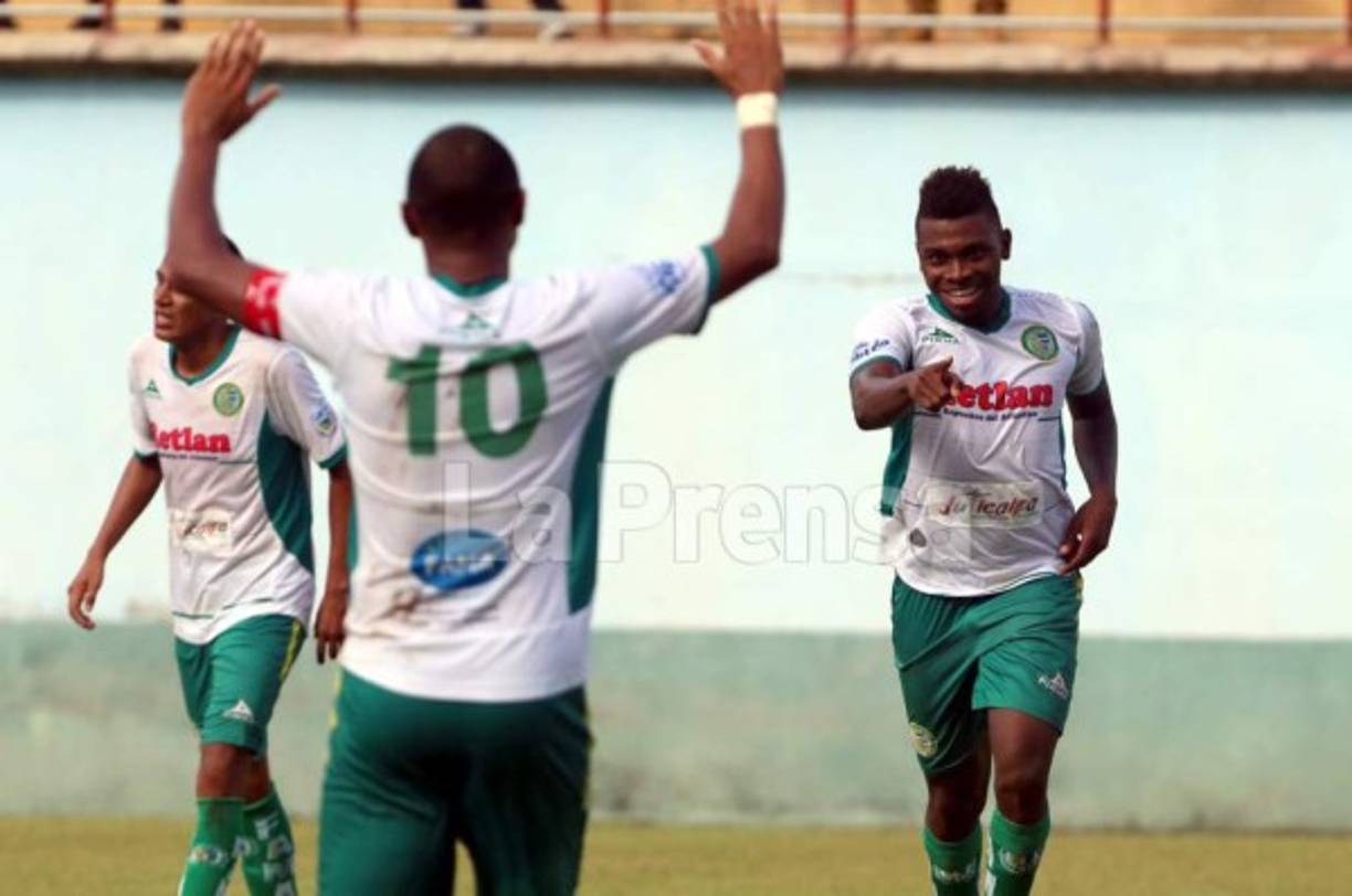 Nahún Espinoza adelantó que el lateral izquierdo Elmer Güity (derecha) volverá al Olimpia después de permanecer a préstamo con el Juticalpa.