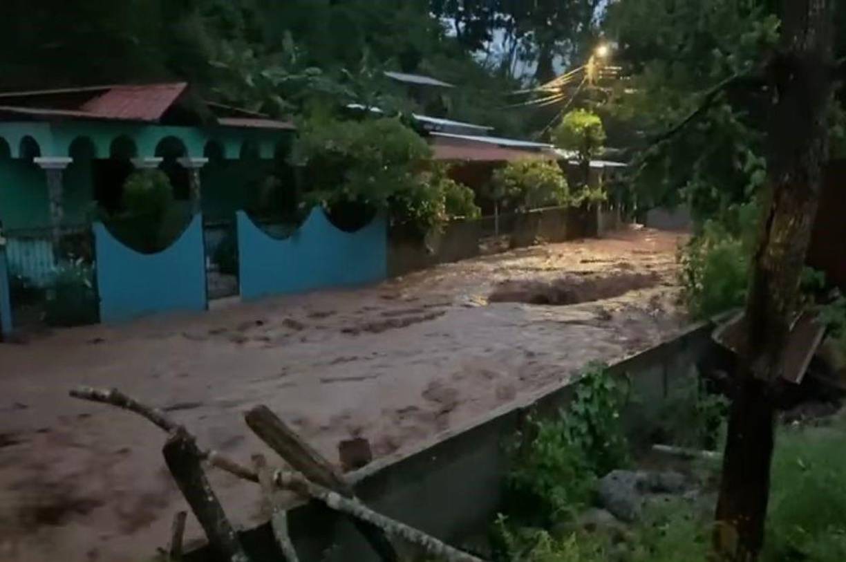 Honduras es uno de los países más vulnerables ante fenómenos climáticos. En 2020, el Valle de Sula y en el Occidente, donde nacen los ríos Ulúa y Chamelecón, fueron de las regiones más afectadas por las tormentas tropicales Eta y Iota. En algunas zonas aún resienten lo sucedido hace casi tres años y la vulnerabilidad ante las lluvias es evidente. 