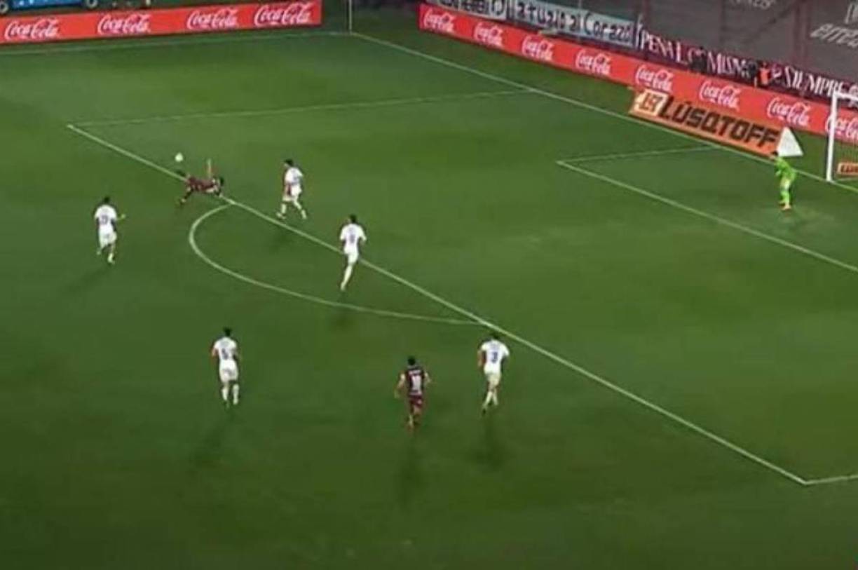 Sin embargo, Bou, la estrella de Lanús, decidió escribir un final inesperado: controló con el pecho un buen balón colgado y ejecutó una asombrosa chilena desde unos 20 metros.
