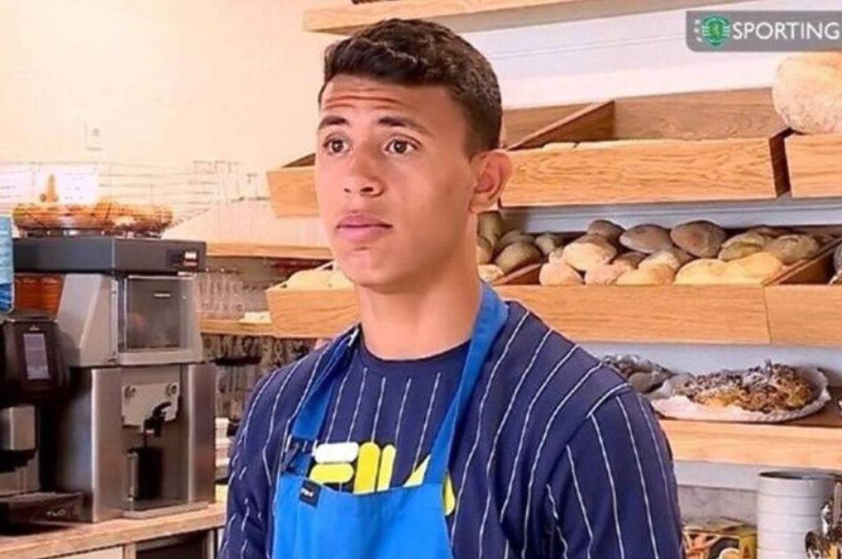 El portugués mantuvo su empleo hasta los 20 años, cuando Sporting Lisboa compró su ficha, ya que no quería abandonar el emprendimiento familiar sin tener la certeza de que iba a continuar su carrera como futbolista.