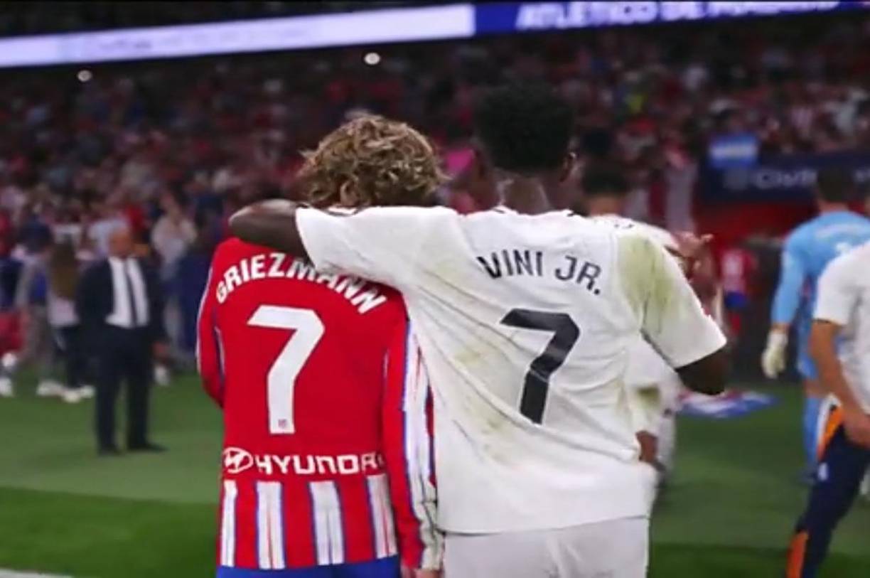 Al medio tiempo del partido, Vinicius y Antoine Girezmann se fueron abrazados y charlando del campo al vestuario.