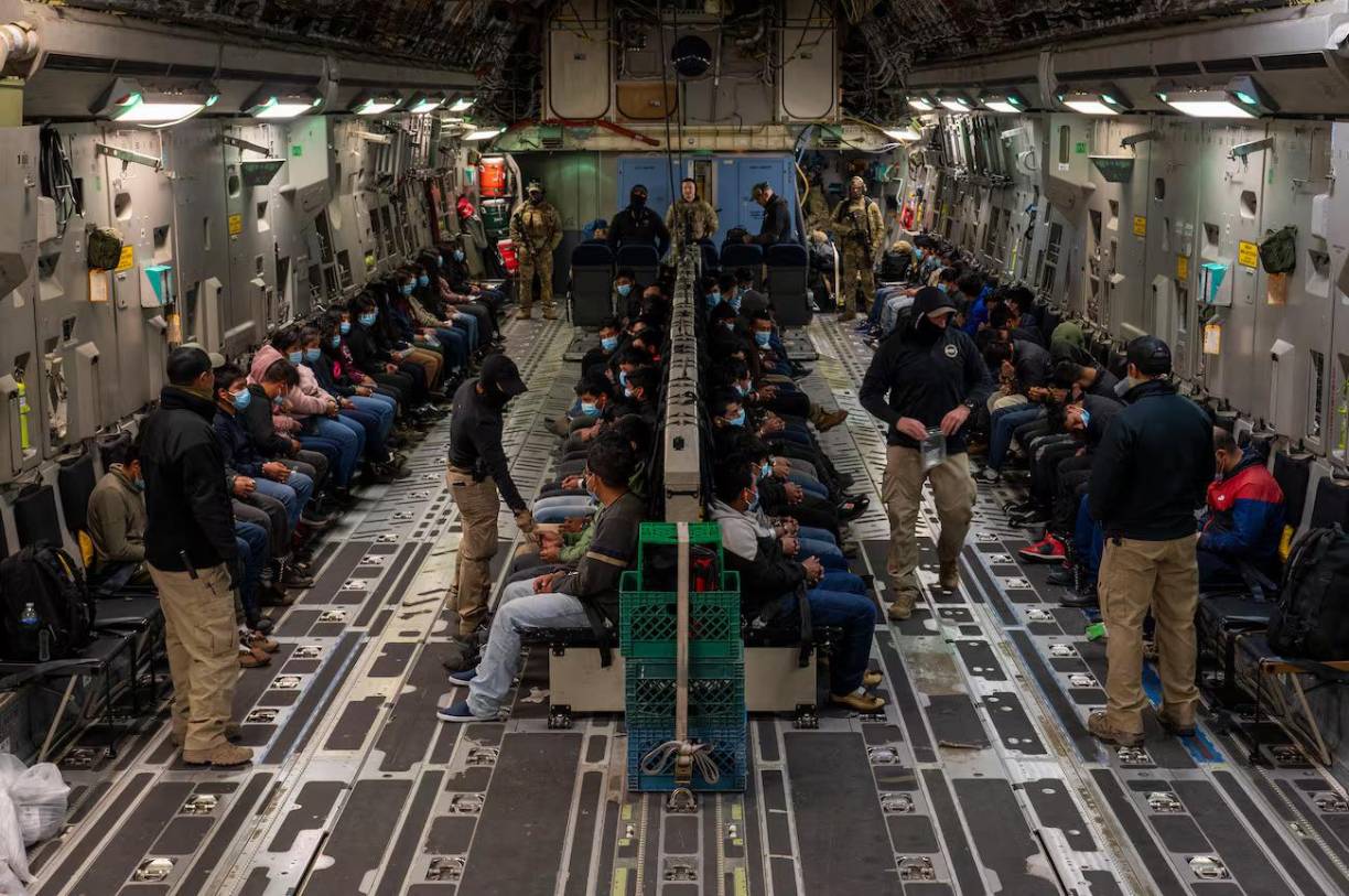 Cientos de migrantes deportados por el Gobierno del presidente estadounidense, Donald Trump, arribaron este fin de semana, en aviones militares procedentes de Texas, a Guatemala y México.