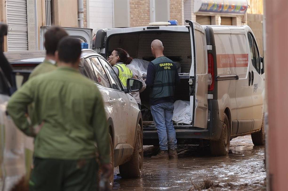 Agentes de la Guardia Civil ayudan en la recuperación de los cuerpos para trasladarlos a morgues a la espera de que sean identificados.