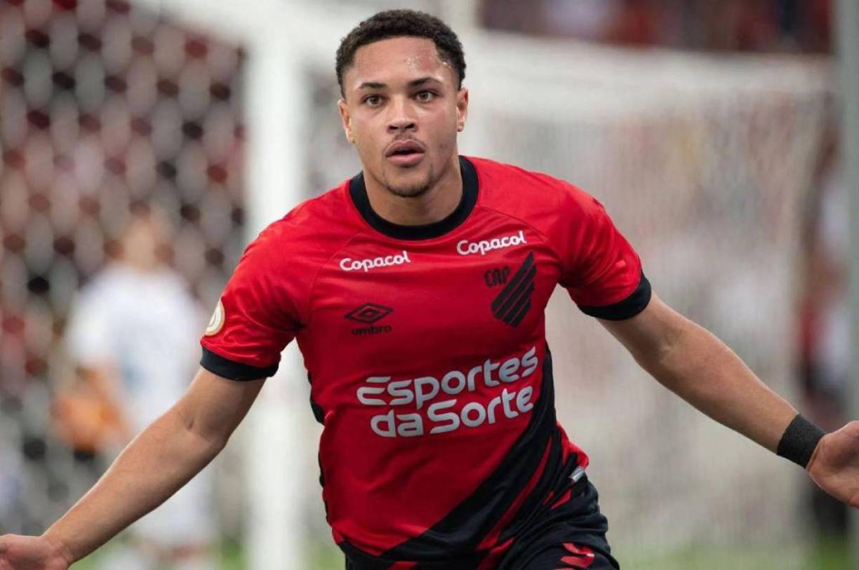 Tres clubes quieren robarle el fichaje de Vitor Roque al FC Barcelona. PSG, Manchester United y Tottenham han intensificado su interés en el joven delantero brasileño y están dispuestos a viajar a Brasil y ofrecer mejores garantías y un salario considerablemente más alto que el ofrecido por el equipo culé.