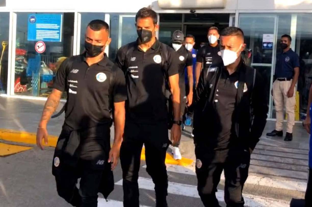 Procedente desde San José en un vuelo chárter y con la presión de no perder, la escuadra costarricense se instaló en territorio hondureño.
