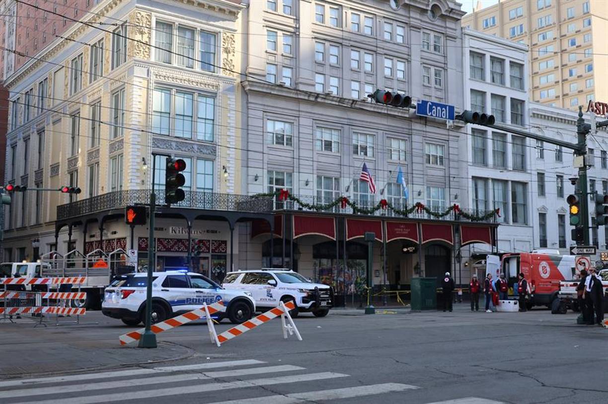 La Policía, a su vez, encontró una bandera del Isis en la parte de atrás de la camioneta Ford-150 blanca que Jabbar usó para atropellar a decenas de personas en la céntrica calle de Bourbon Street, el corazón turístico de la ciudad y cerrada al tráfico durante las celebraciones de Año Nuevo.