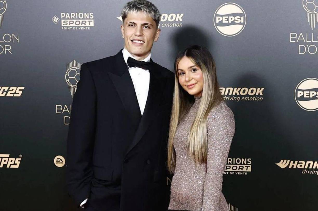 El argentino Alejandro Garnacho del Manchester United acompañado por su novia. 