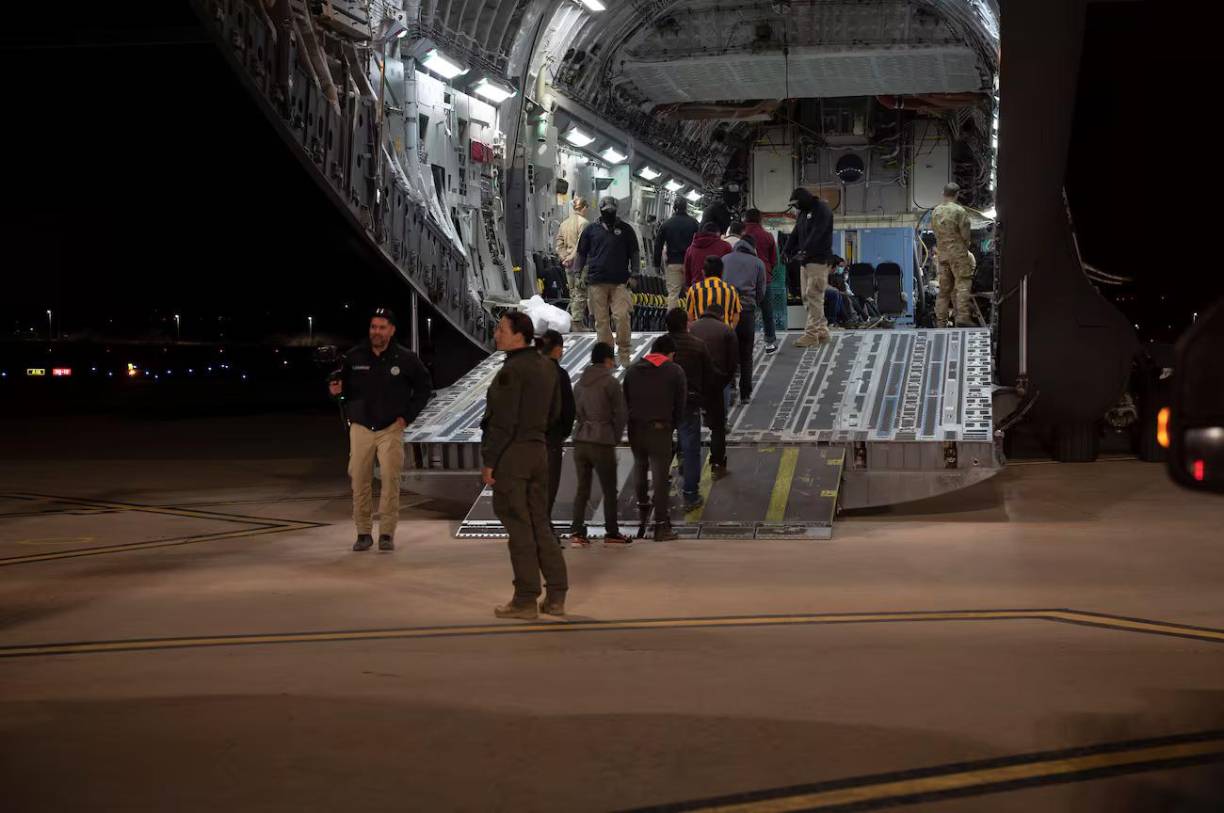 Stephen Miller, asesor de Trump y uno de los arquitectos de la política migratoria de esta nueva administración, aseguró en entrevista con Fox News que “el presidente Trump está usando a todas las fuerzas de la ley para apoyar y asistir en la expulsión de nuestro país de todos los objetivos ilegales prioritarios”.