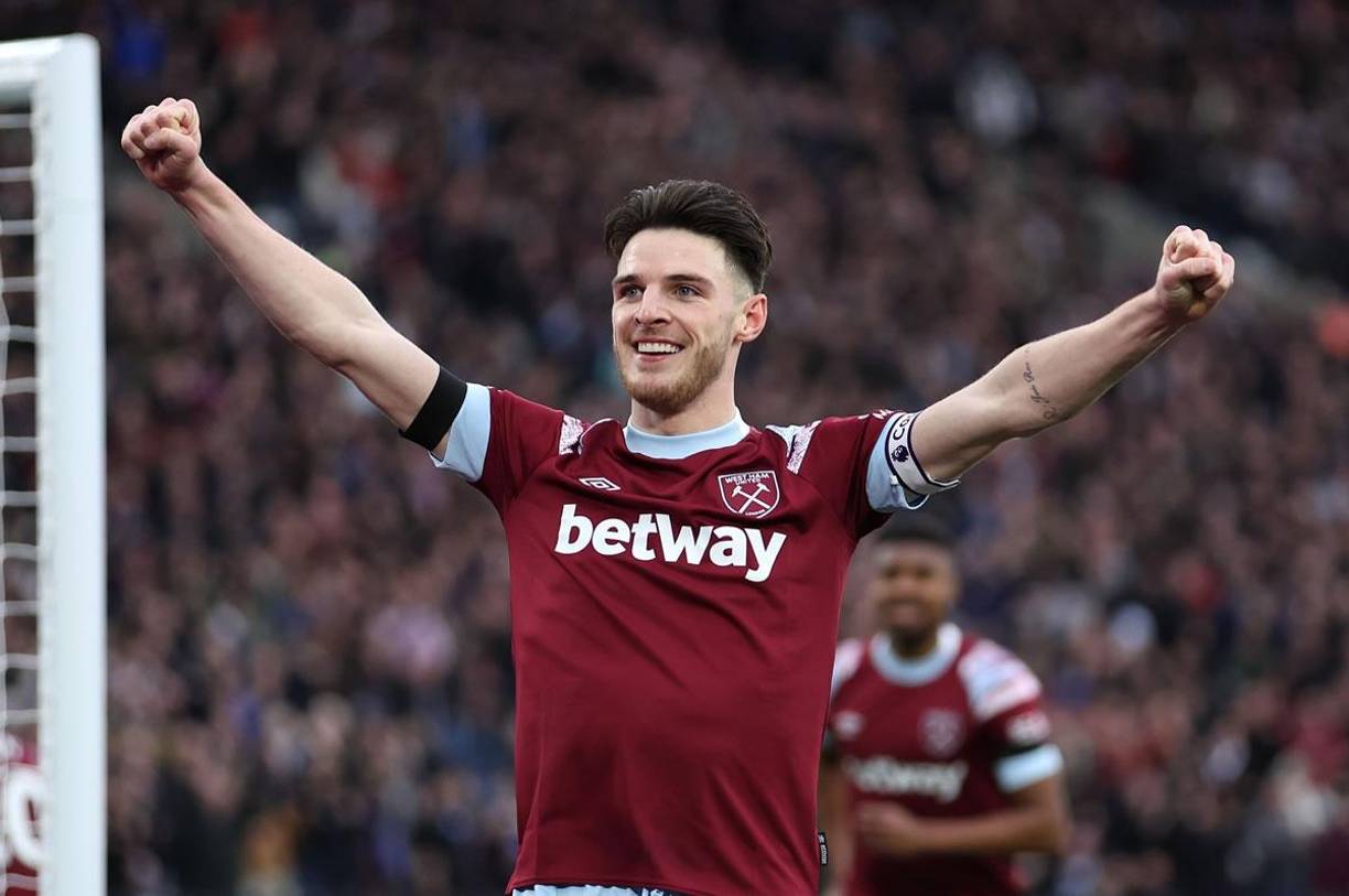 Declan Rice - El West Ham la ha comunicado al Arsenal que aceptarán 100 millones de libras más 5 adicionales por el centrocampista inglés. Los dos clubes continúan en conversaciones sobre la estructura del acuerdo y los términos de pago, ya que West Ham quiere que se paguen 100 millones dentro de los 18 meses. Después del acuerdo, Rice será jugador del Arsenal.