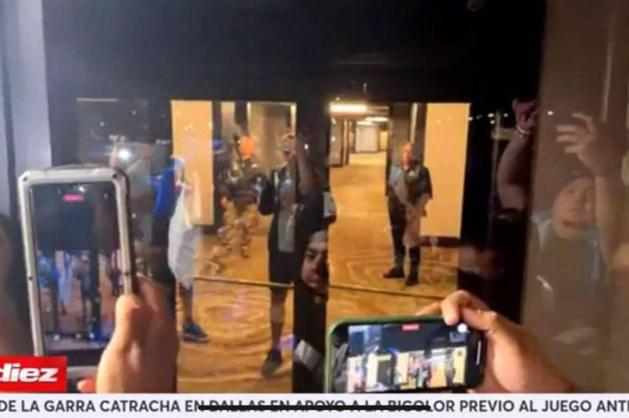 Grupo OPSA, gracias al gran trabajo de Jenni Fernández, pudo captar el hermoso gesto de Rougier. El argentino se tocó el escudo dando a entender que defenderás los colores de la Selección de Honduras.