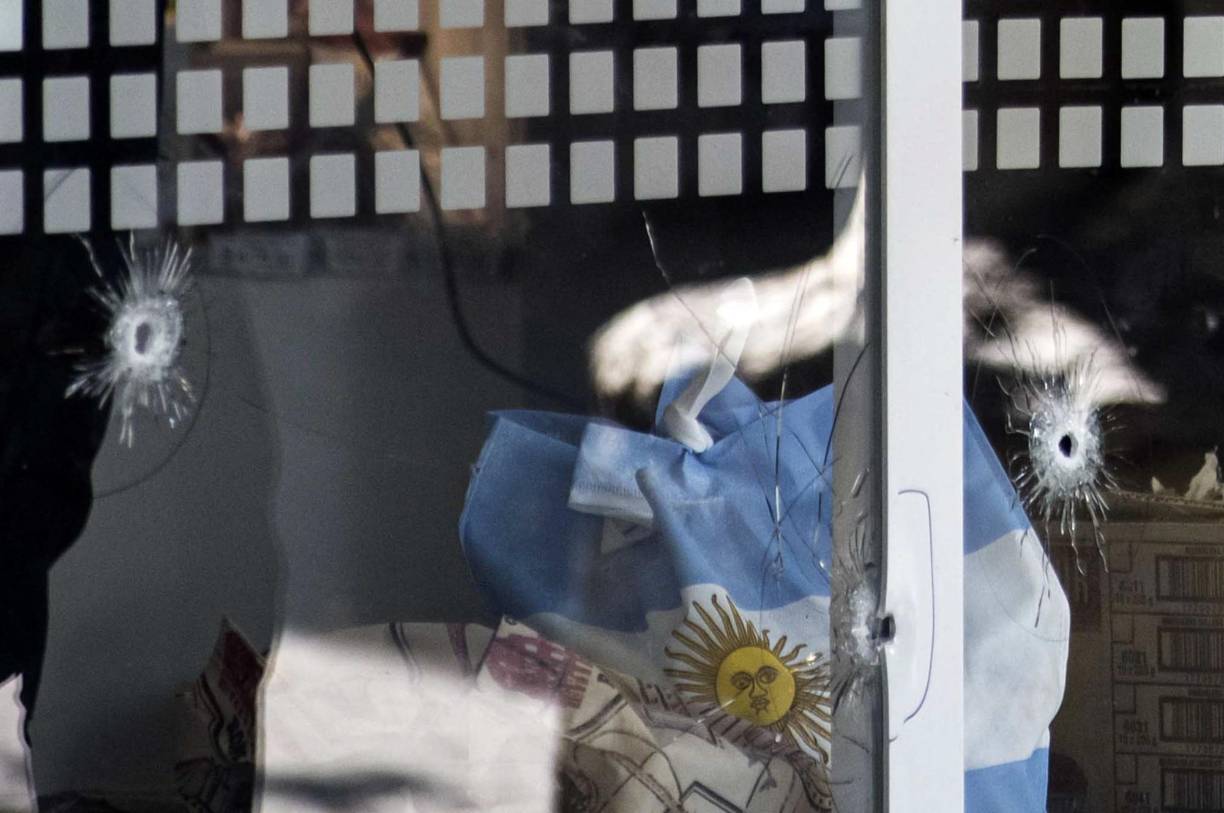 La mayoría de los disparos impactaron sobre una de las tres persianas metálicas y se estima que los atacantes se habrían desplazado en moto.