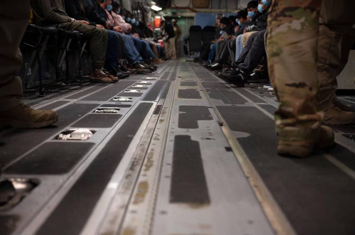 Trump advirtió a los países de América Latina con graves consecuencias si se rehúsan a aceptar los vuelos de deportados, como ocurrió este domingo con el presidente de Colombia, Gustavo Petro. El Gobierno de EEUU impuso aranceles del 25% al país sudamericano y canceló las visas a altos funcionarios, mientras medios locales afirman que los trámites de visas también fueron suspendidos en la embajada de EEUU. 