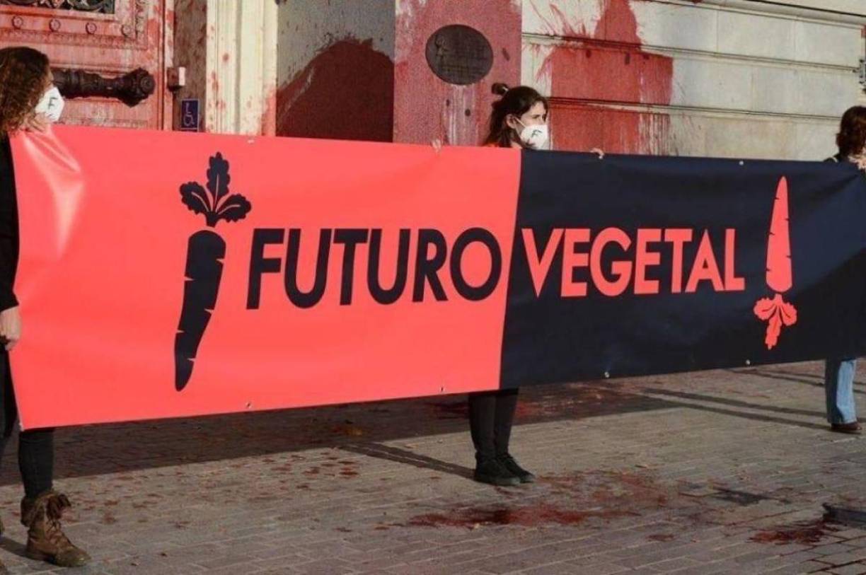 El año pasado, activistas del grupo lanzaron pintura a un superyate en Ibiza que supuestamente pertenecía a Nancy Walton Laurie, la multimillonaria heredera del gigante comercial estadounidense Walmart.