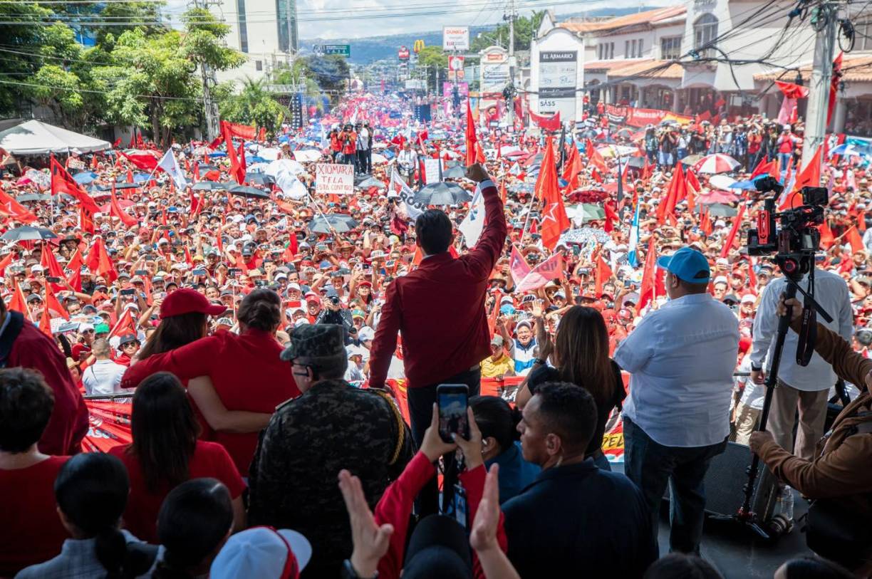 ”Nosotros no somos como ellos. Ellos montan matrices mediáticas de mentiras todos los días, destilan veneno, no quieren entender que hace 203 años se le puso fin a la colonia, al entreguismo y la piratería, no queremos ser súbditos de nadie, queremos ser libres, que nos respeten”, enfatizó la mandataria. 