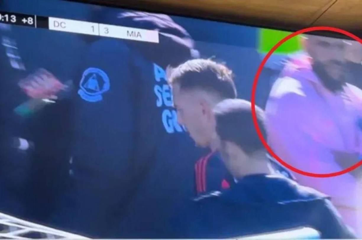 Las cámaras oficiales de la transmisión de Apple TV lo encontraron separado de Messi, algo que no es habitual en los últimos días.