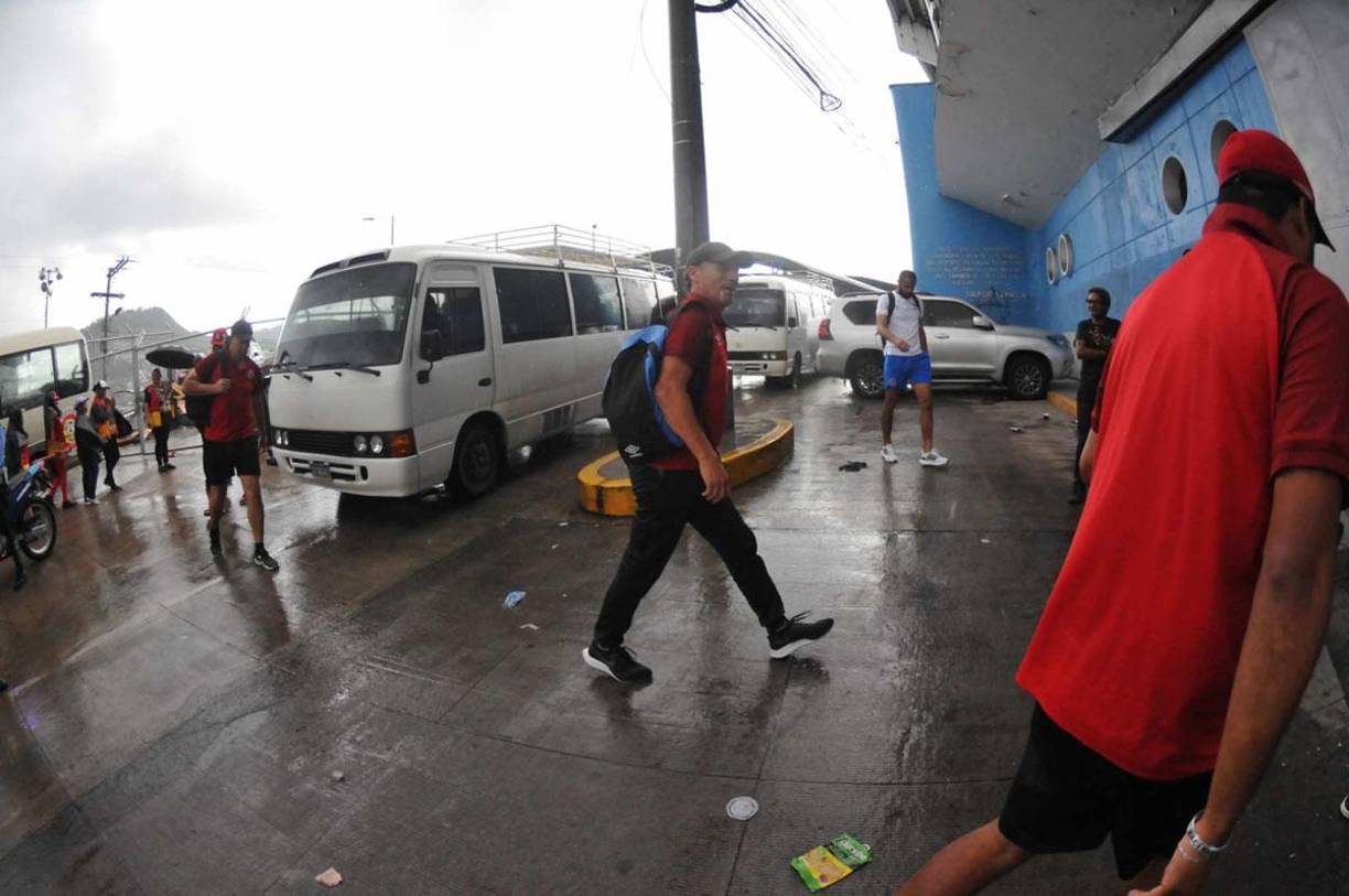 Pedro Troglio a su llegada al estadio Nacional Chelato Uclés de Tegucigalpa.