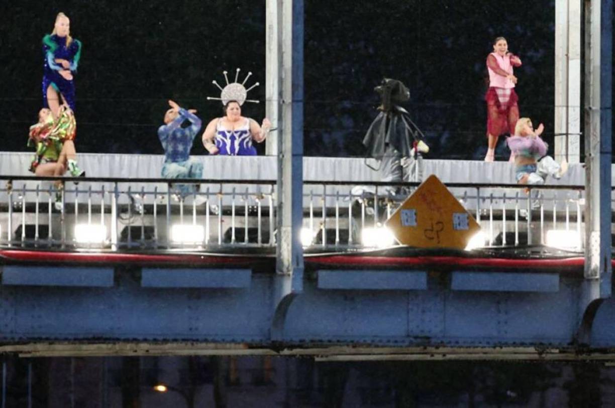 Y continuó: “Esta ahí porque es el dios de la fiesta (...) y el padre de Secuana”, la diosa y personificación del río que cruza París.
