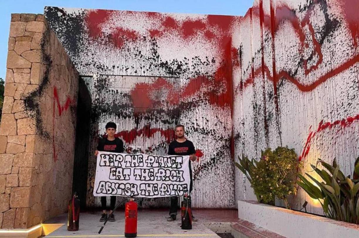 Activistas del clima lanzaron pintura roja y negra a una mansión de la estrella argentina del fútbol, Lionel Messi, en la isla española de Ibiza para llamar la atención sobre “la responsabilidad de los ricos en la crisis climática”.