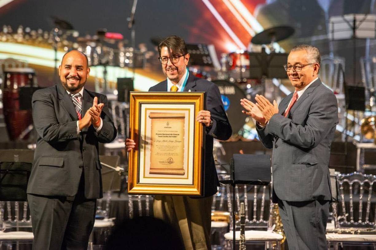 El historiador Jorge Amaya Banegas fue galardonado por ser un reconocido historiador, investigador y catedrático con doctorado.