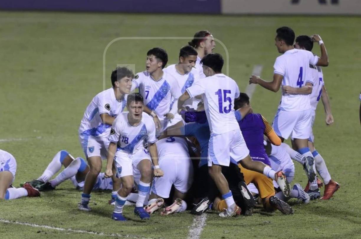 Una fiesta se armó en el estadio Olímpico Metropolitano luego de que Moreno tapara el quinto penal mexicano.