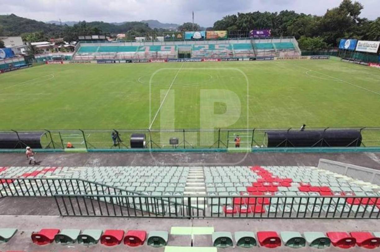 Toma panorámica del estado de la cancha del estadio. No defraudó en lo más mínimo.